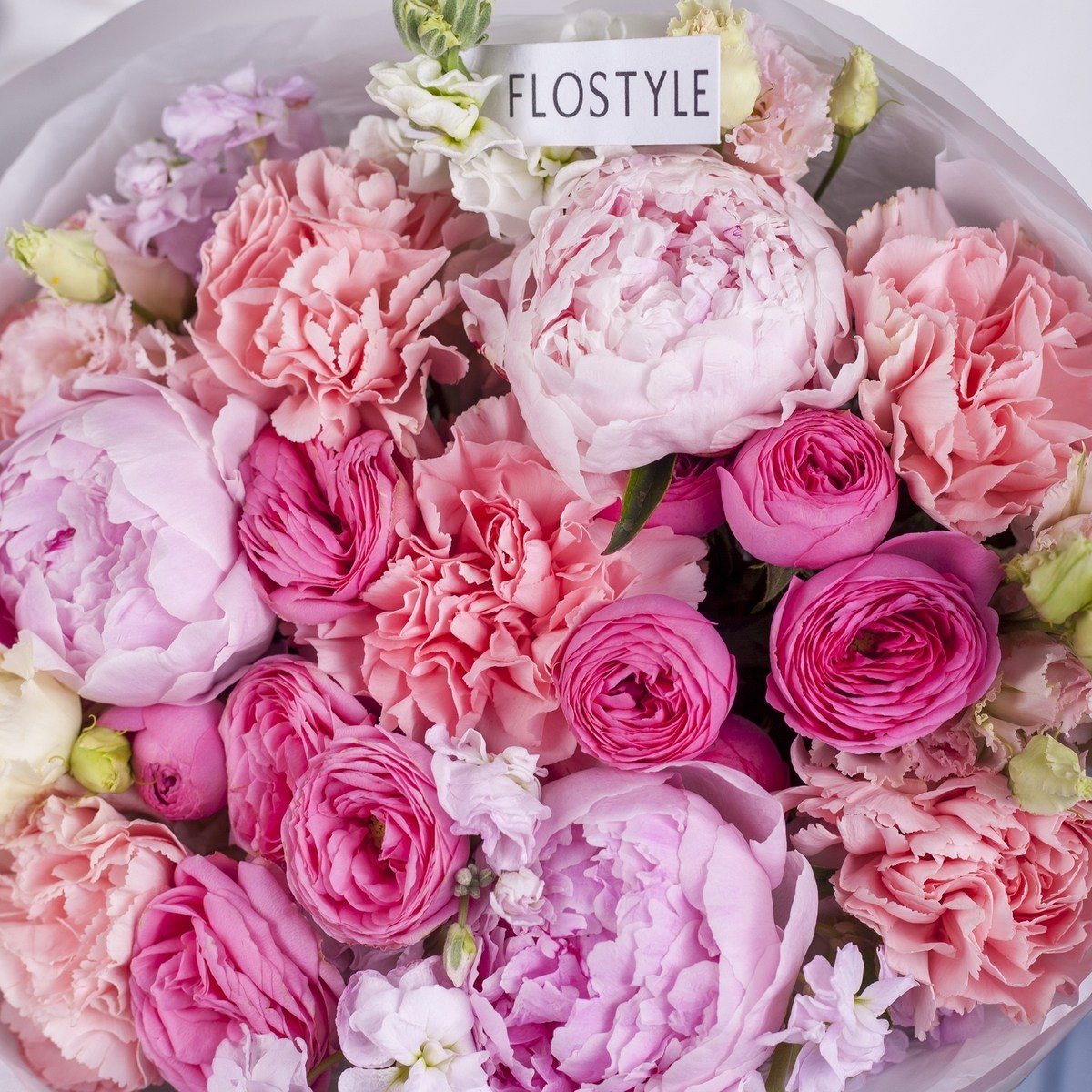 yarkij buket s pionami i kustovoj rozoj 11